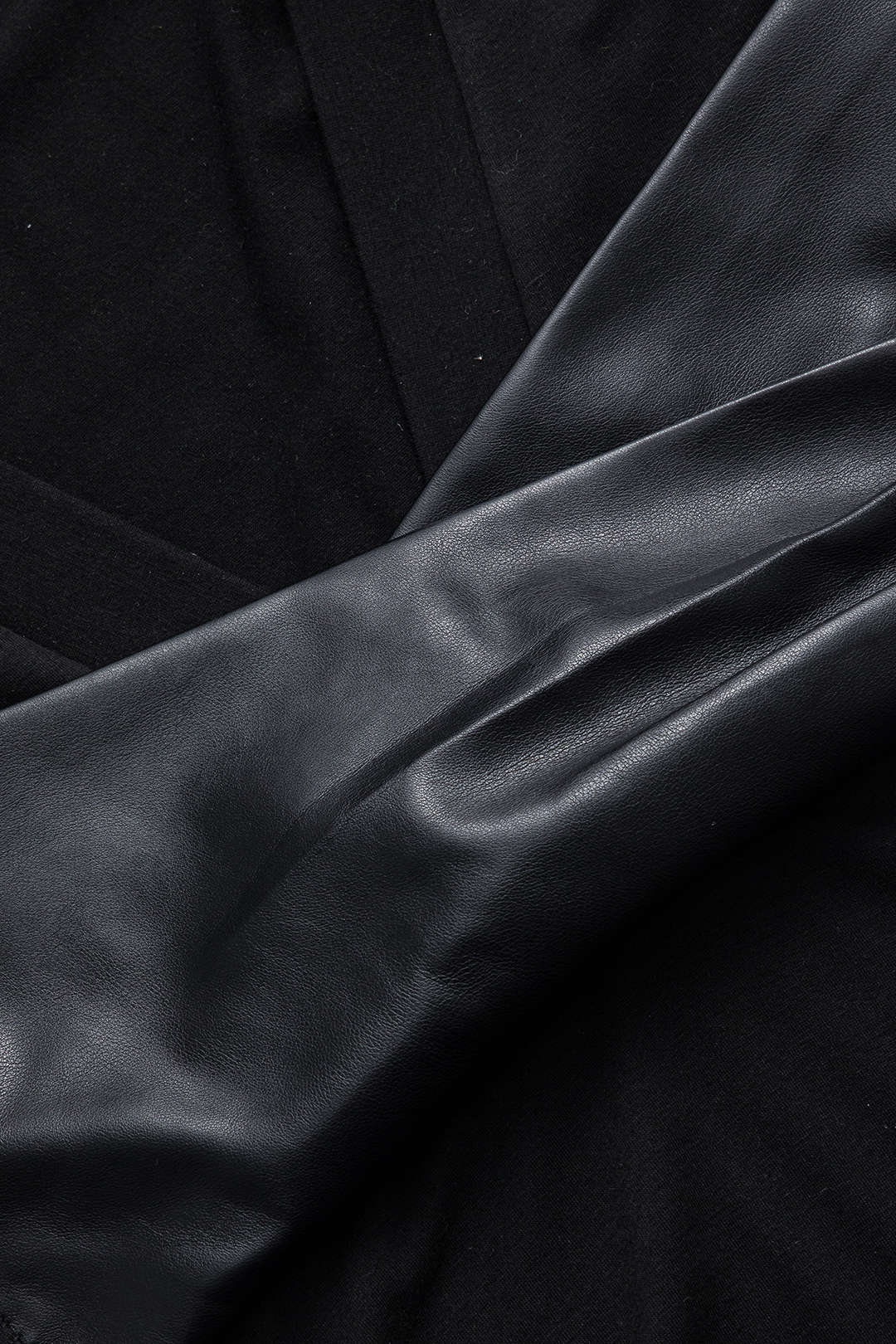 Deri Görünümündeki Kesişen V Yaka Uzun Kollu Bodysuit