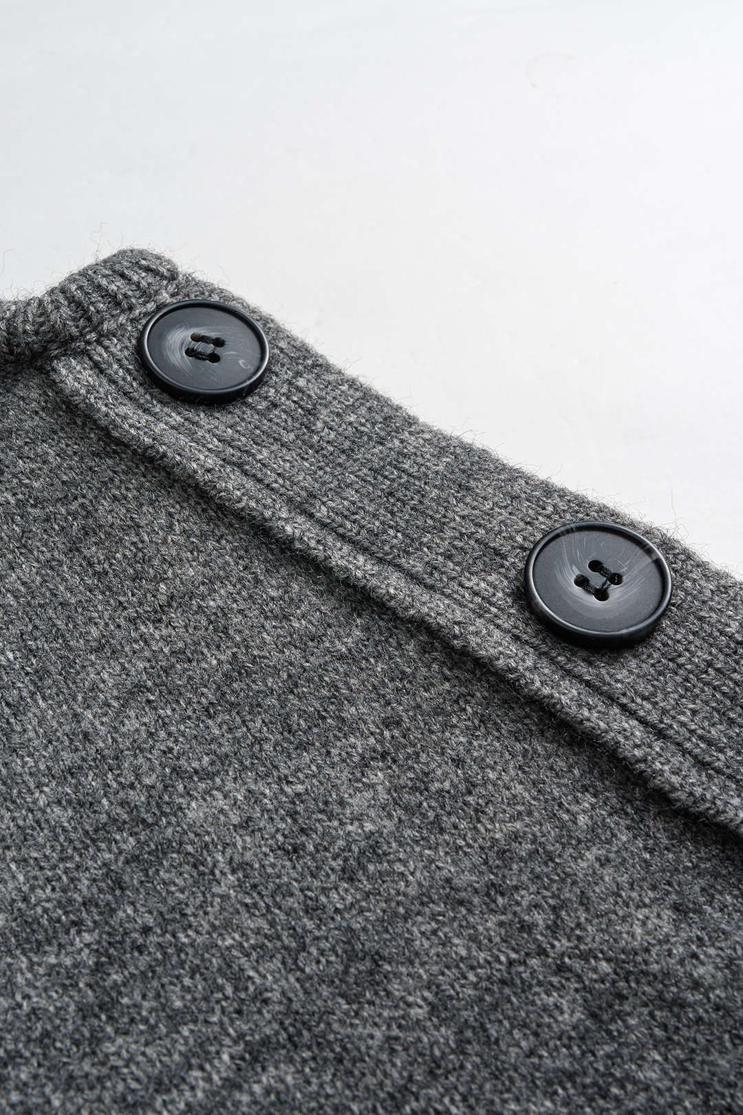 Siyah Polyester Triko Yan Düğmeli Detaylandırılmış Yelek