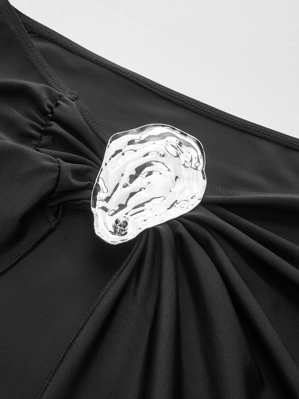 Şık Dönüş Sarong Etek Şık Metal Aksesuarlara Sahip