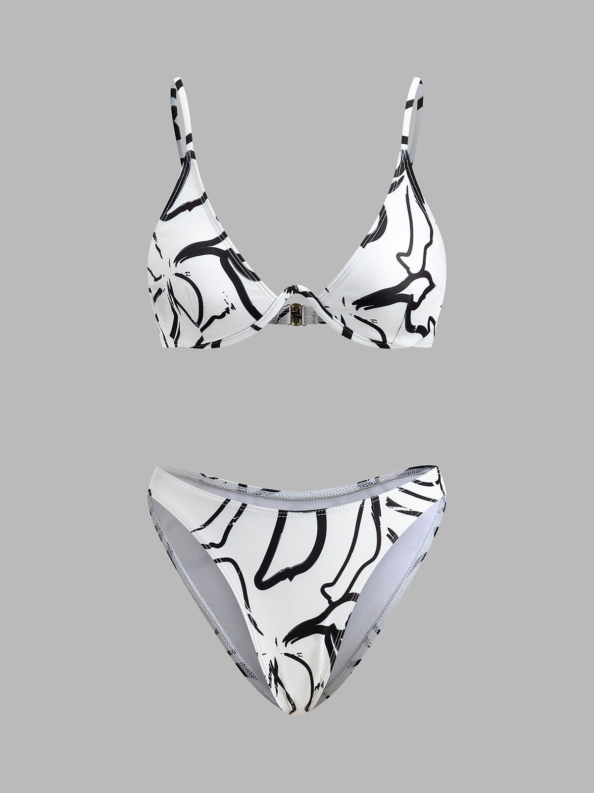 Şık Soyut Üçgen Bikini Takımı ile Trendy Plaj Görünümü