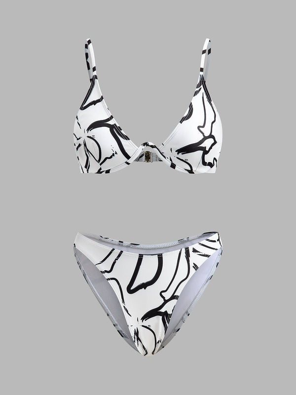 Şık Soyut Üçgen Bikini Takımı ile Trendy Plaj Görünümü