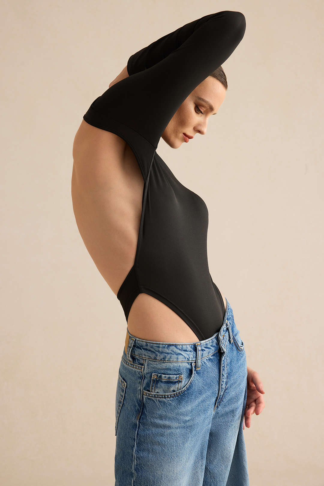 Sırtı Açık Kesik Detaylı Uzun Kollu Vücut Bodysuit